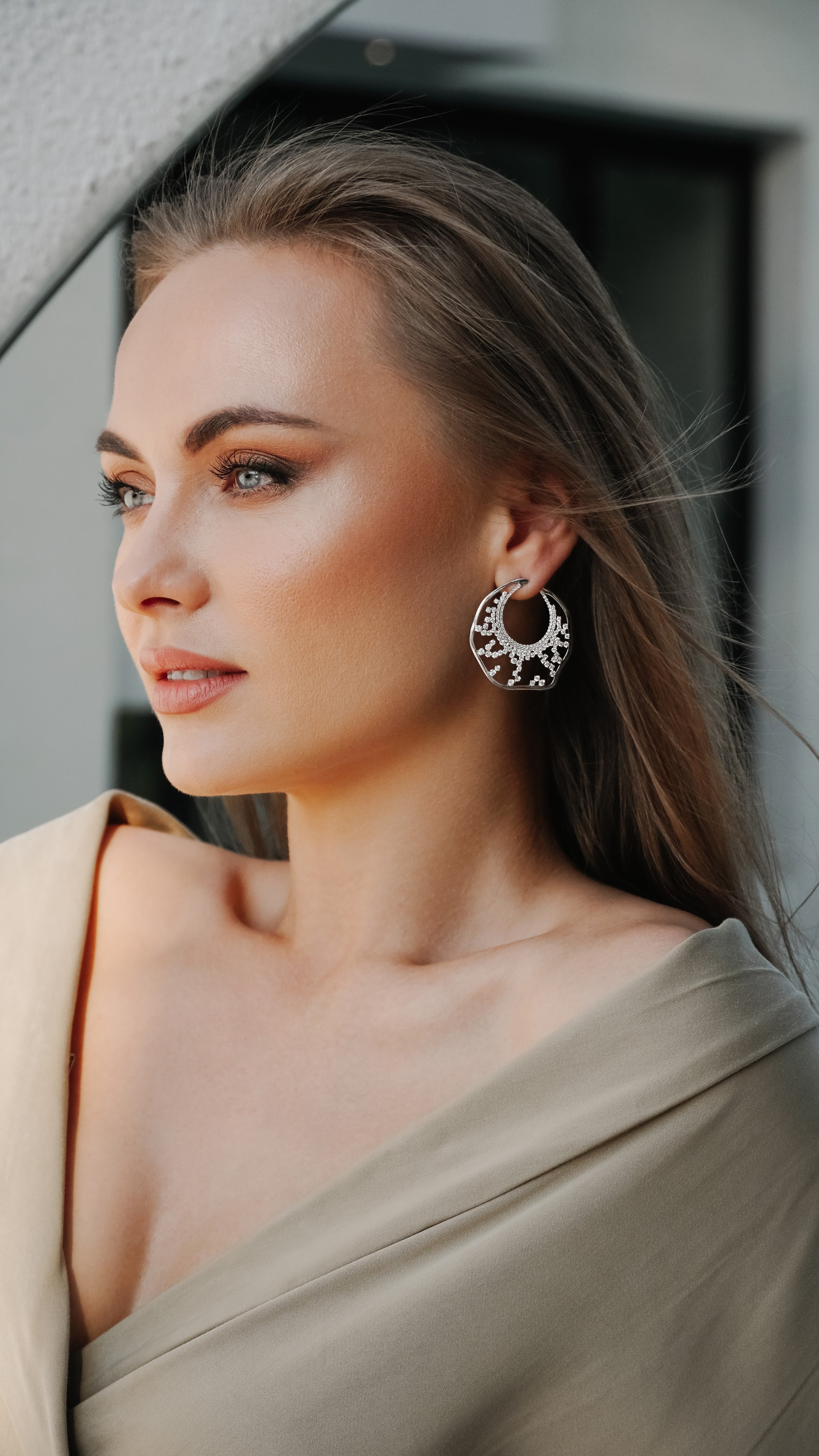 How to put together an outfit and shine on the occasion with statement jewelry