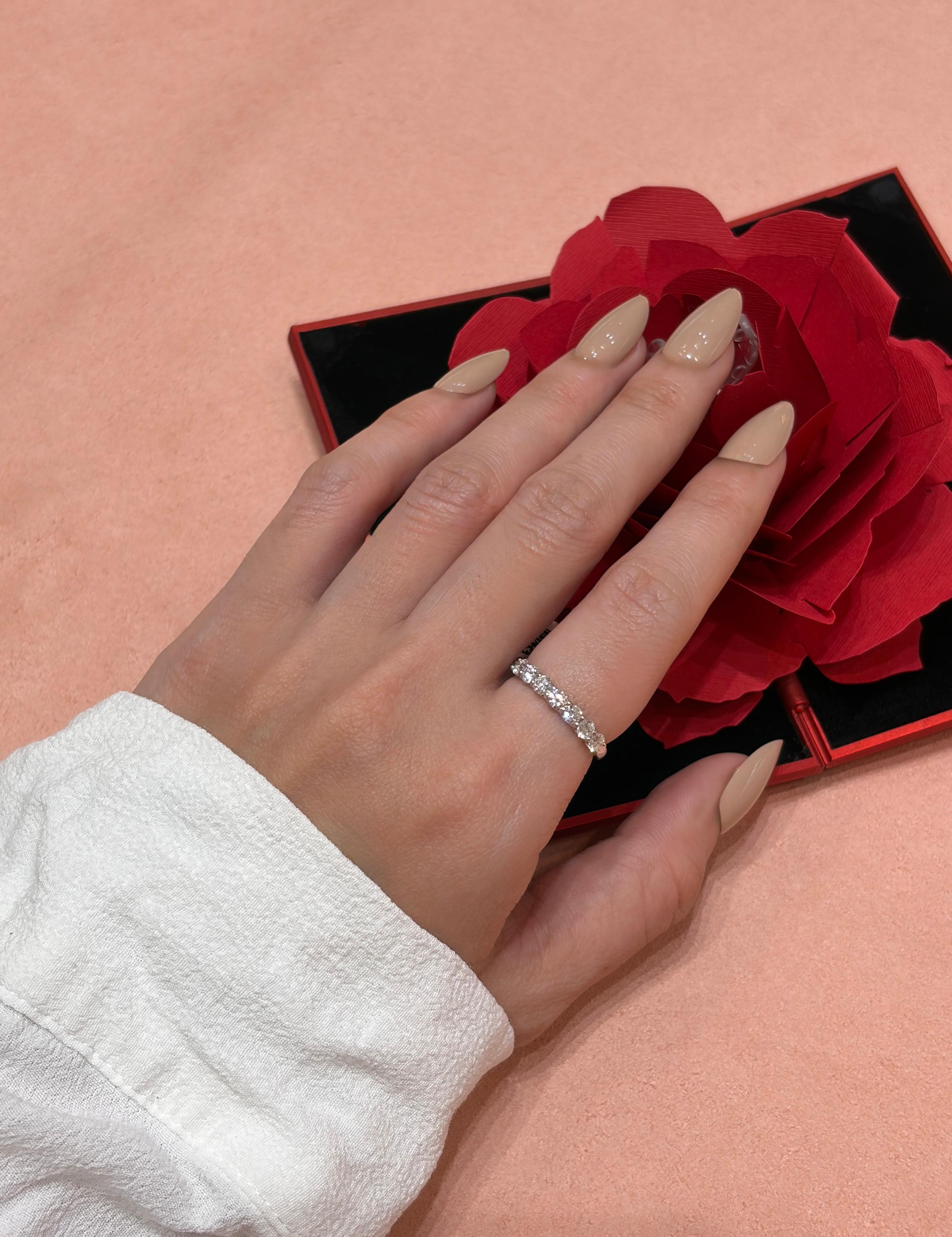 18K White Round Diamond Ring 0.71ct — IMAGE URL