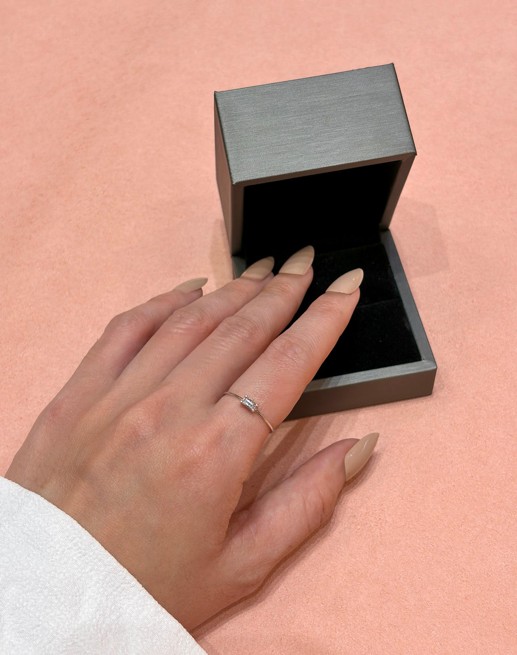 18K White Baguette Diamond Ring 0.12ct — IMAGE URL