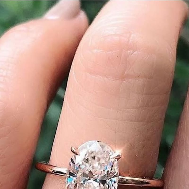 Anillo solitario con diamante oval cultivado en laboratorio