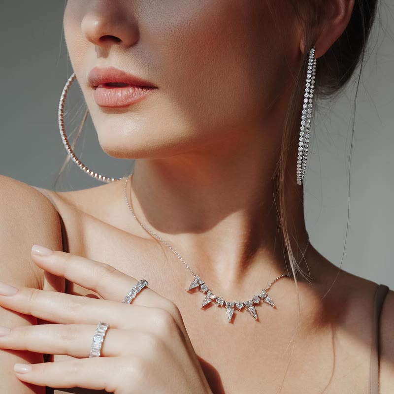 Aros de diamantes llevados por una clienta de Fiori