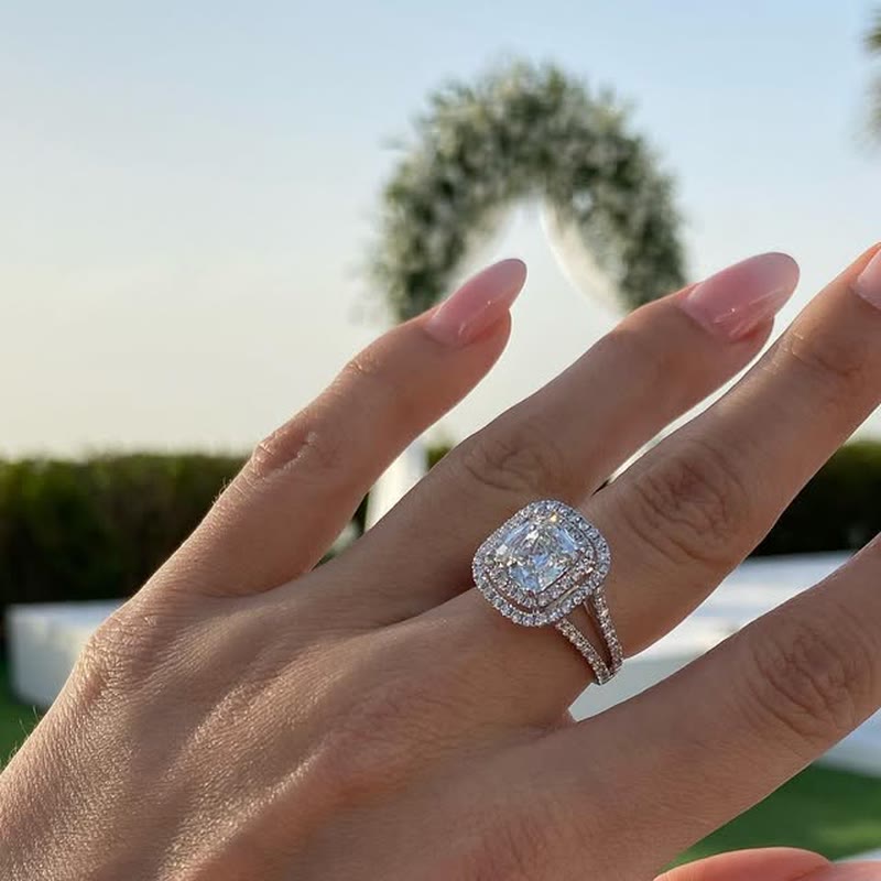 Anillo de diamantes con halo en oro de 18K